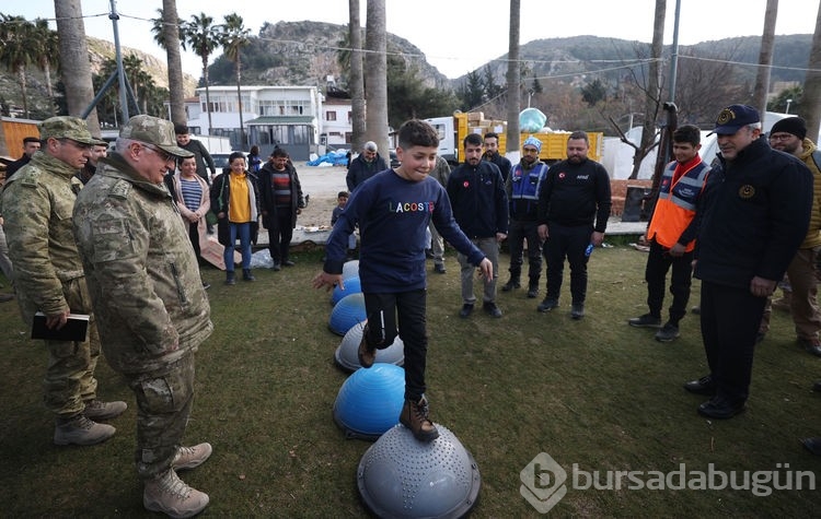 Bakan Akar'dan Mehmetçik Okulu'na ziyaret