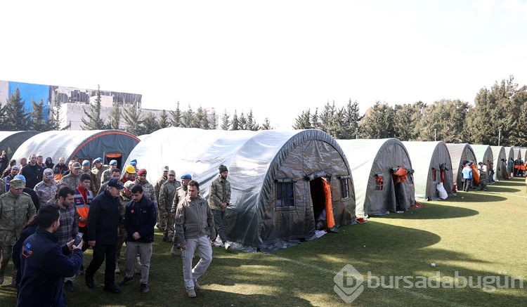 Bakan Akar'dan Mehmetçik Okulu'na ziyaret