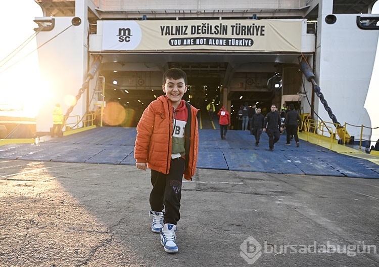 Yolcu gemisi, depremzede ailelere yuva oldu