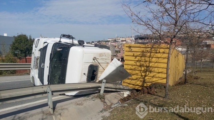 Viraja hızlı giren tır devrildi