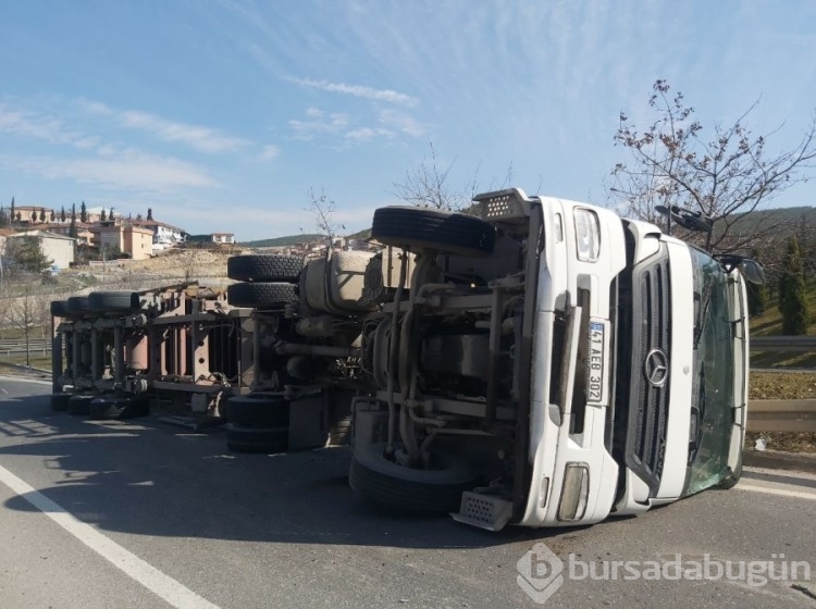 Viraja hızlı giren tır devrildi