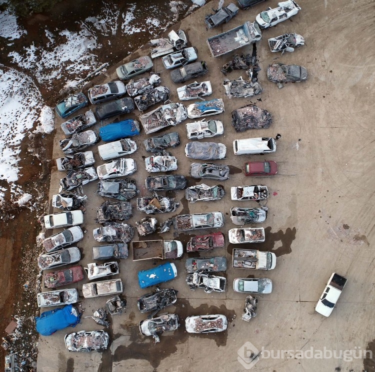 Depremde zarar gören araçlar dronla görüntülendi
