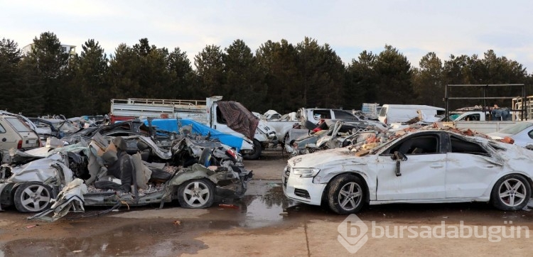 Depremde zarar gören araçlar dronla görüntülendi
