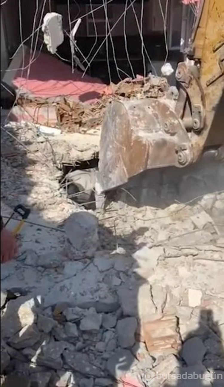 Enkaz altında kalan inek 17'nci günde çıkarıldı