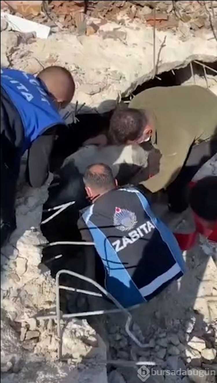 Enkaz altında kalan inek 17'nci günde çıkarıldı