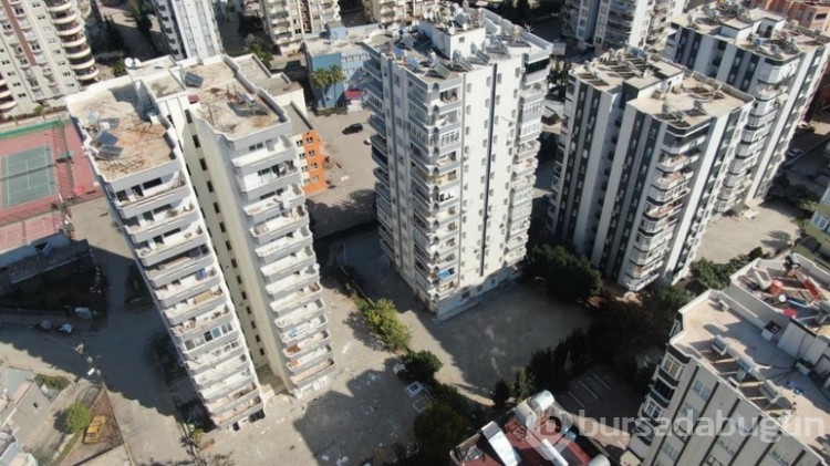 Yıkılması an meselesi olan evlere giren hurdacılar pes dedirtti