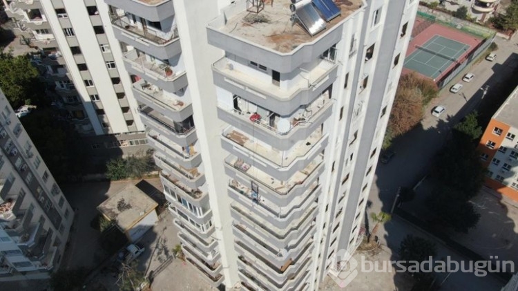 Yıkılması an meselesi olan evlere giren hurdacılar pes dedirtti