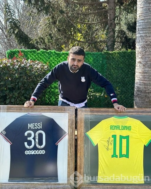CZN Burak, depremzedeler için kendisine hediye edilen Messi ve Ronaldinho imzalı formaları sattı
