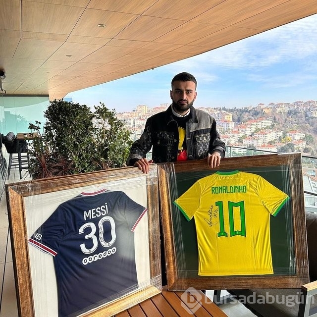 CZN Burak, depremzedeler için kendisine hediye edilen Messi ve Ronaldinho imzalı formaları sattı
