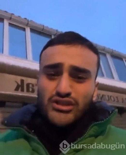 CZN Burak, depremzedeler için kendisine hediye edilen Messi ve Ronaldinho imzalı formaları sattı
