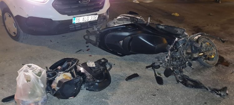 Kamyonet ile motosiklet çarpıştı