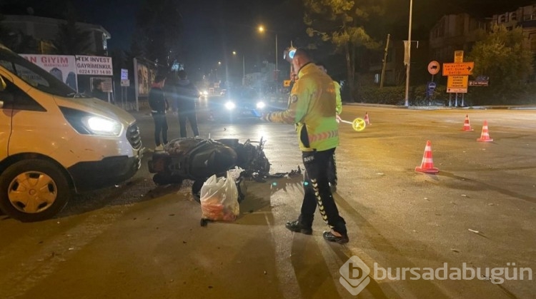 Kamyonet ile motosiklet çarpıştı