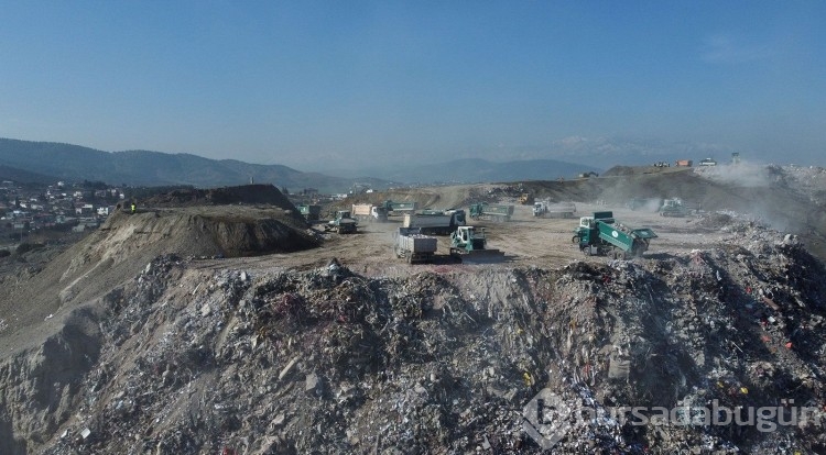 Deprem bölgesinde molozlar dağ gibi yükseldi!