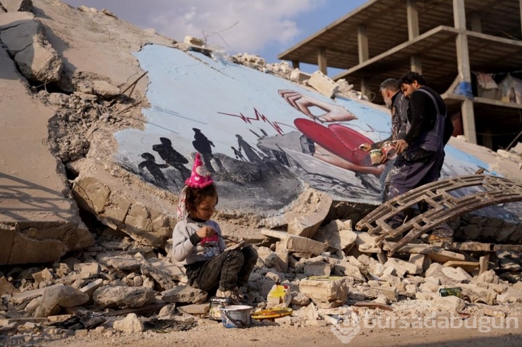 Suriyeli grafiti sanatçıları acılarını bu kez deprem enkazına resmetti