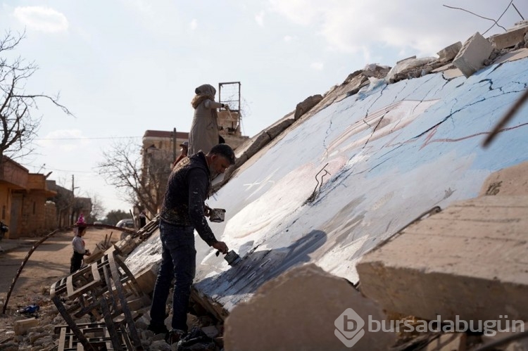 Suriyeli grafiti sanatçıları acılarını bu kez deprem enkazına resmetti