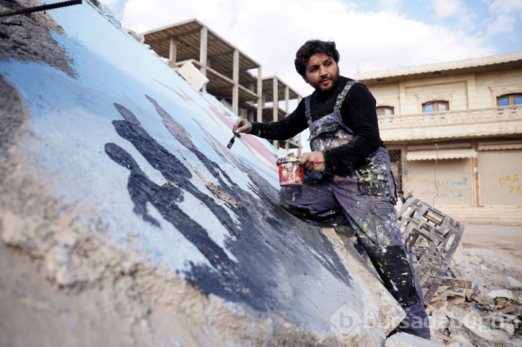 Suriyeli grafiti sanatçıları acılarını bu kez deprem enkazına resmetti