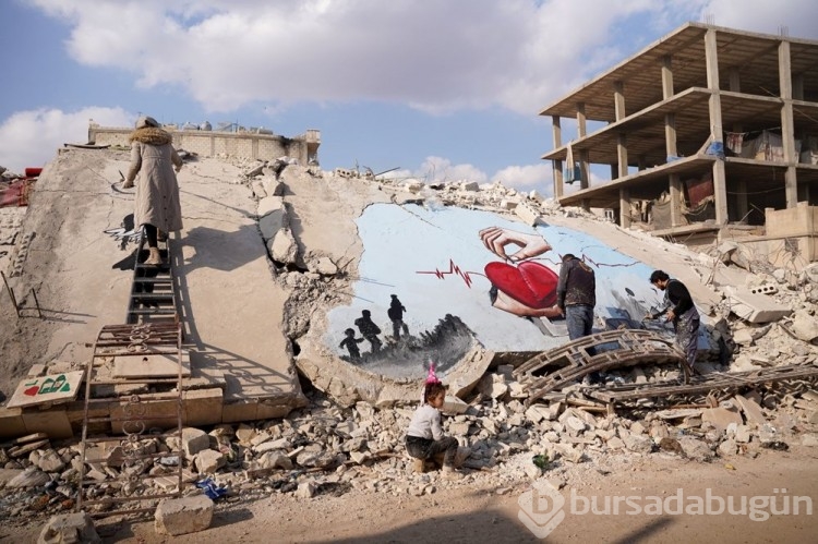 Suriyeli grafiti sanatçıları acılarını bu kez deprem enkazına resmetti