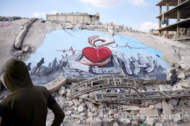 Suriyeli grafiti sanatçıları acılarını bu kez deprem enkazına resmetti