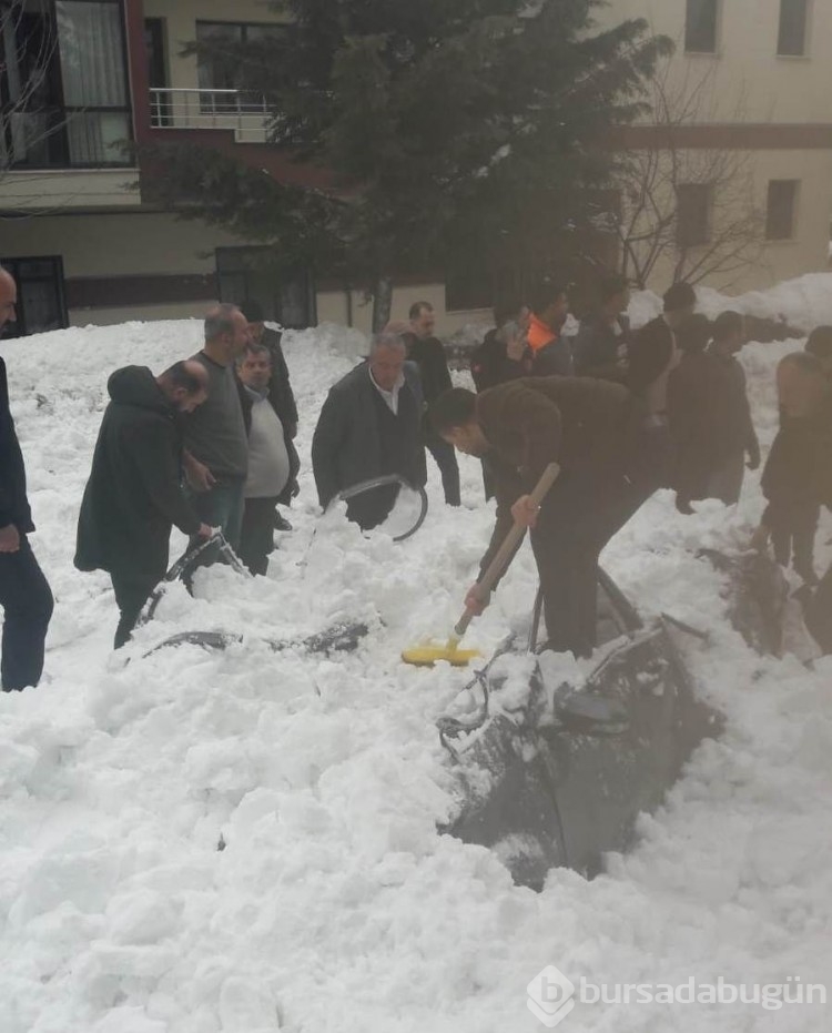 Hareketsiz duran otomobil hurdaya döndü