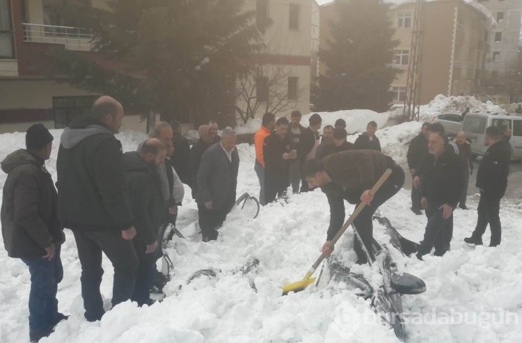 Hareketsiz duran otomobil hurdaya döndü