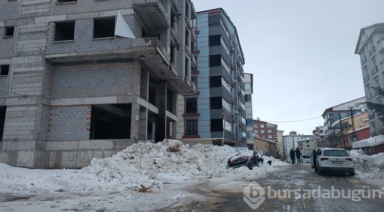Hareketsiz duran otomobil hurdaya döndü