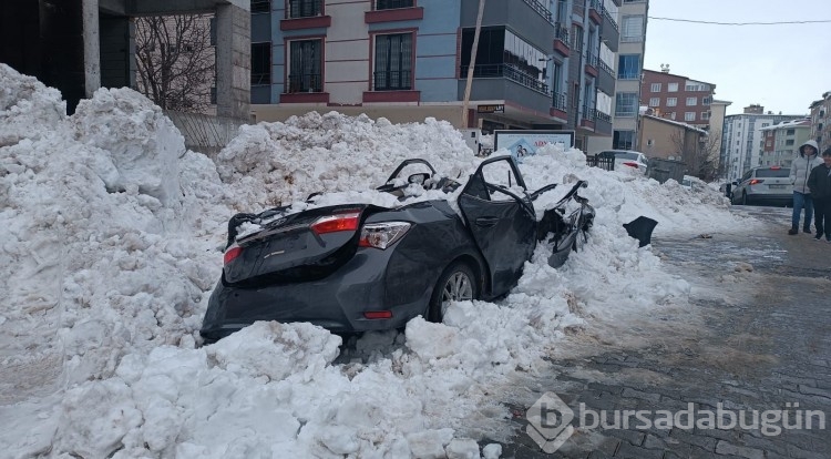 Hareketsiz duran otomobil hurdaya döndü