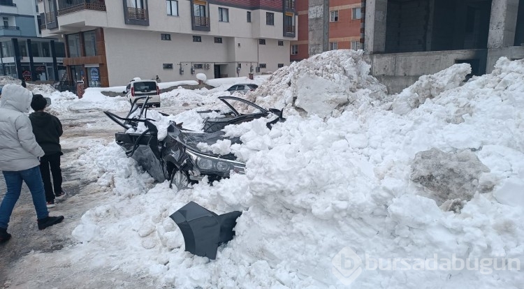 Hareketsiz duran otomobil hurdaya döndü