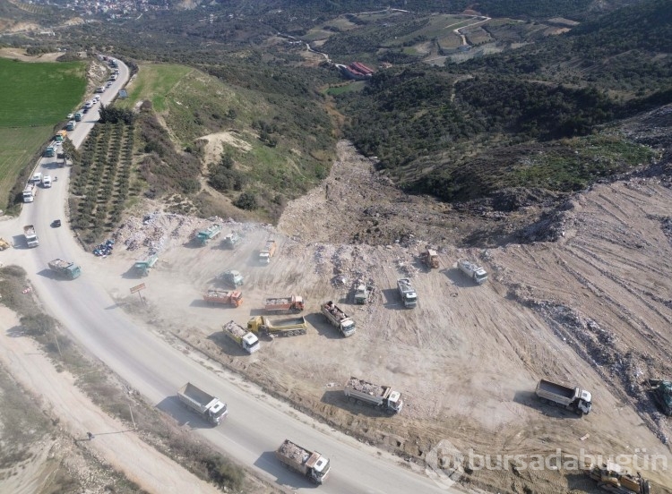 Hafriyat kamyonlarının biri gitmeden diğeri geliyor