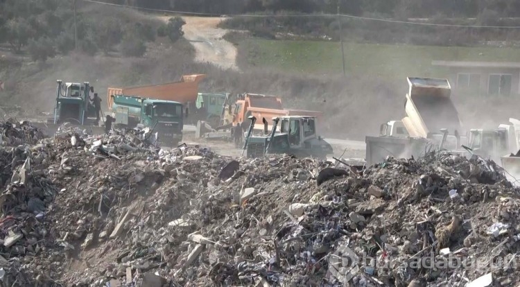 Hafriyat kamyonlarının biri gitmeden diğeri geliyor