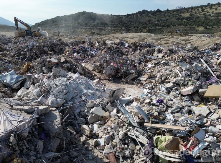 Hafriyat kamyonlarının biri gitmeden diğeri geliyor