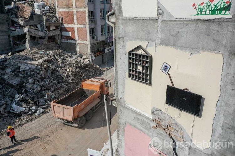 eşyalar yan binanın duvarında asılı kaldı
