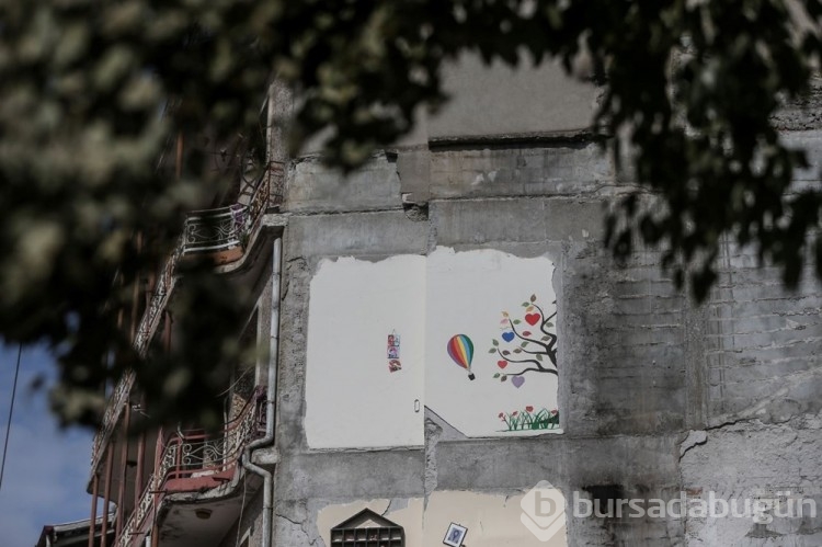 eşyalar yan binanın duvarında asılı kaldı
