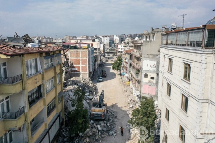 eşyalar yan binanın duvarında asılı kaldı
