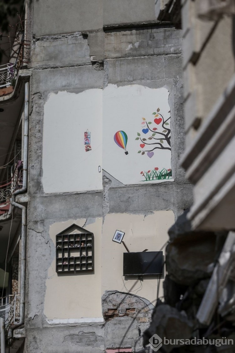 eşyalar yan binanın duvarında asılı kaldı
