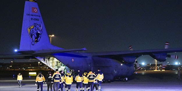 38 yaralı depremzede, TSK'nın kargo uçağıyla İstanbul'a geldi.