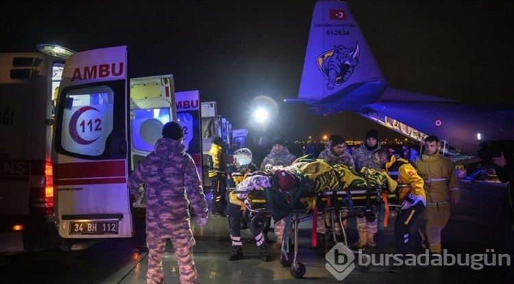 38 yaralı depremzede, TSK'nın kargo uçağıyla İstanbul'a geldi.