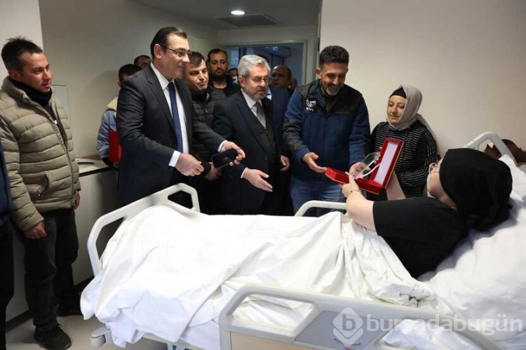 Madenciler, Aleyna'yı hastanede ziyaret etti