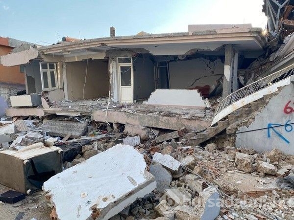Ailesi için girdiği evin enkazında kaldı