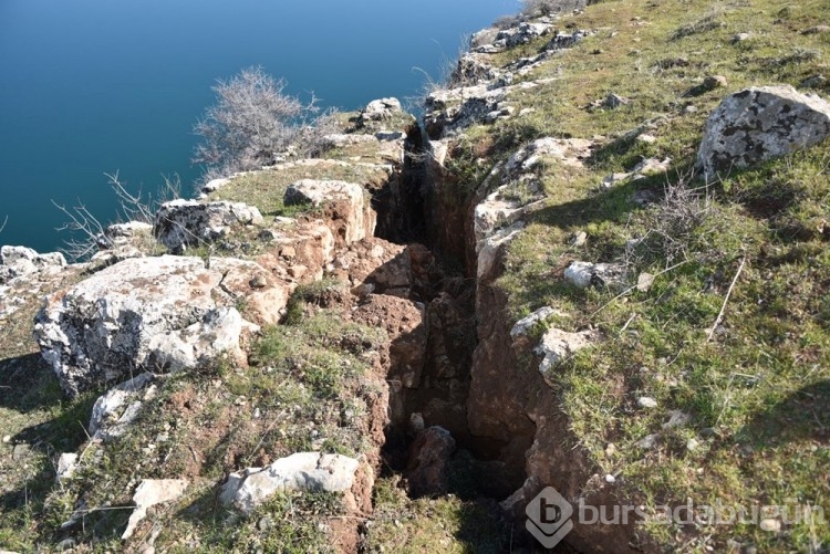 Deprem sonucunda Fırat Nehri kıyısında yarıklar oluştu