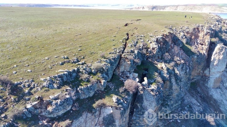 Deprem sonucunda Fırat Nehri kıyısında yarıklar oluştu