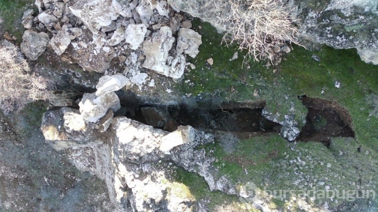 Deprem sonucunda Fırat Nehri kıyısında yarıklar oluştu
