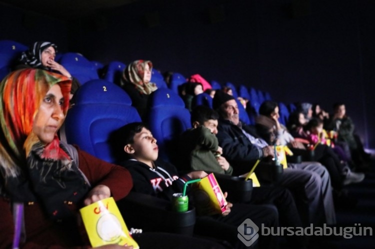Depremzede çocuklar, sinema keyfi yaptı