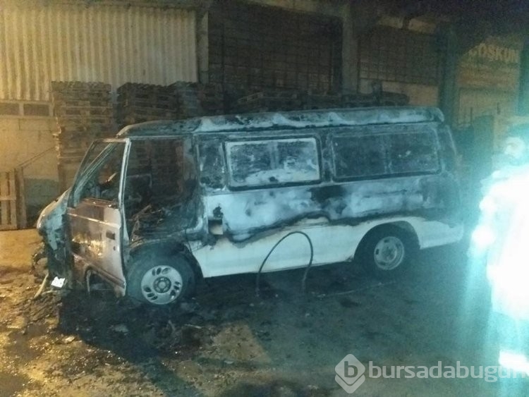 Bursa Mustafakemalpaşa'da yangın çıkan minibüs küle döndü!