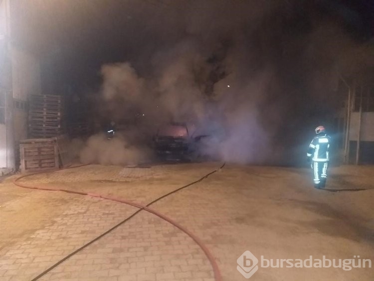 Bursa Mustafakemalpaşa'da yangın çıkan minibüs küle döndü!