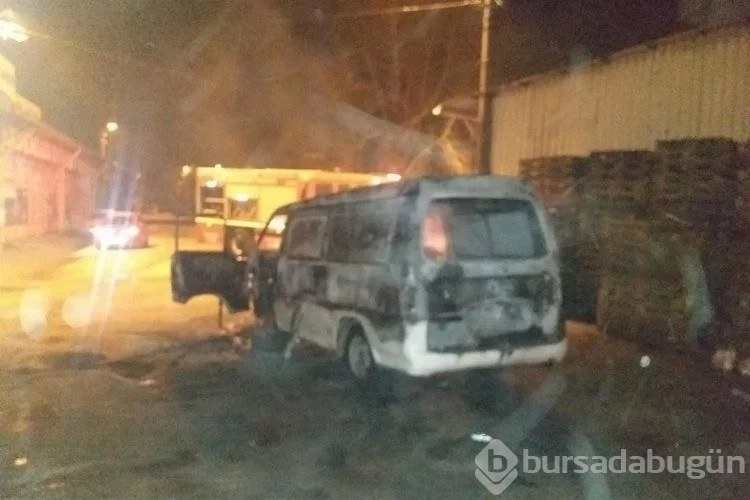 Bursa Mustafakemalpaşa'da yangın çıkan minibüs küle döndü!