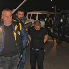 İki arkadaşını öldürdü