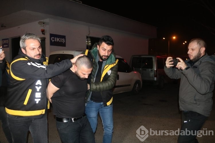 İki arkadaşını öldürdü