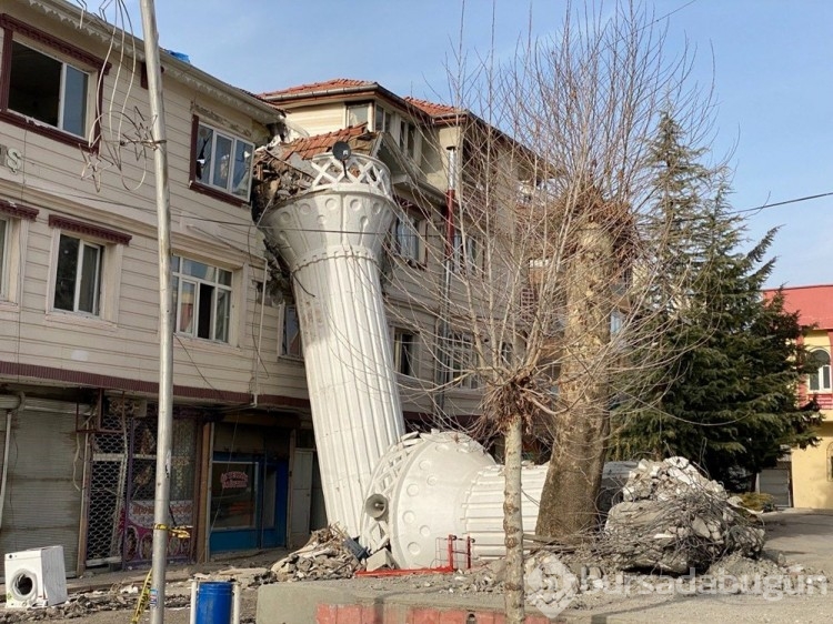 Yıkılan minare apartmanı ikiye böldü