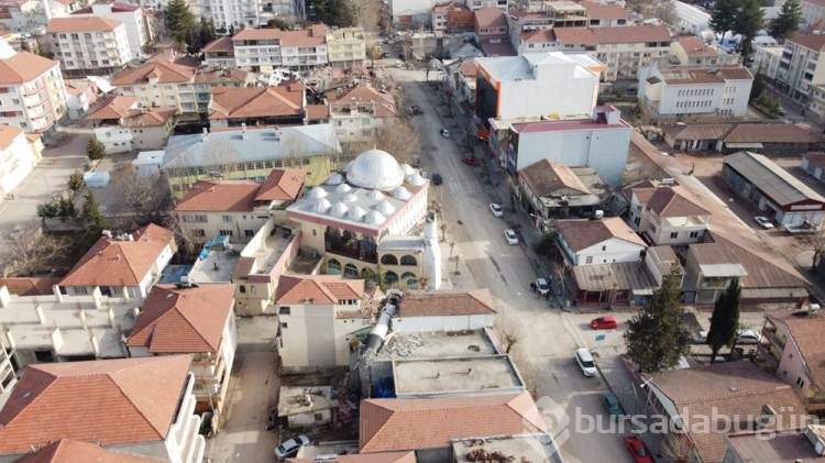 Yıkılan minare apartmanı ikiye böldü