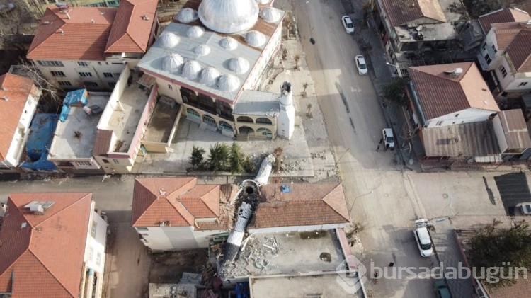 Yıkılan minare apartmanı ikiye böldü